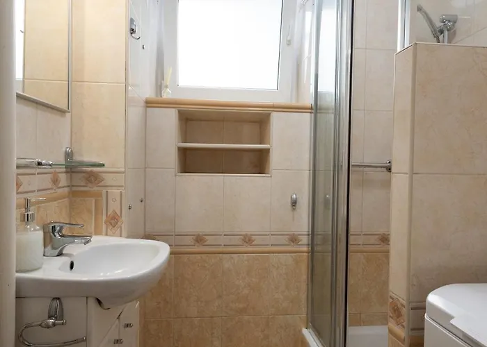 Clicktheflat Zurawia Street *