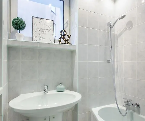 Konukevi Clicktheflat Zurawia Street Varşova