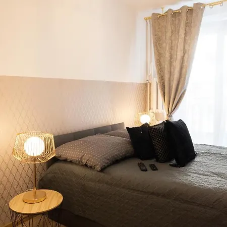 Clicktheflat Zurawia Street *