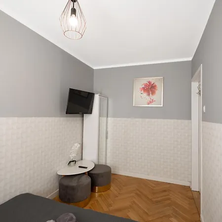 Clicktheflat Zurawia Street *