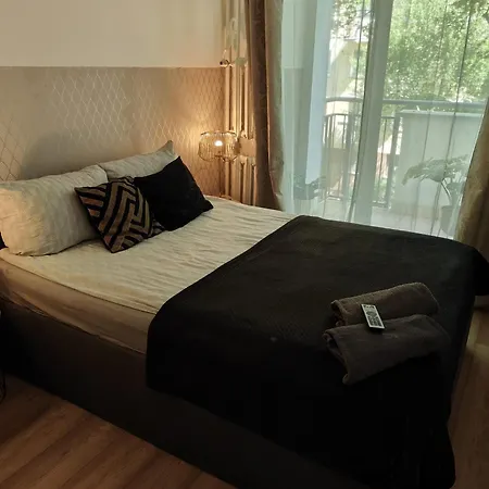 Clicktheflat Zurawia Street *